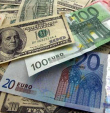 Billetes de dólares y euros