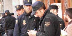 Policía anotando los datos de un manifestante