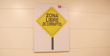 Cartel de UPyD “Zona libre de corruptos”