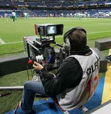 Operador de cámara en partido de fútbol