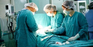 Médicos en una intervención quirúrgica