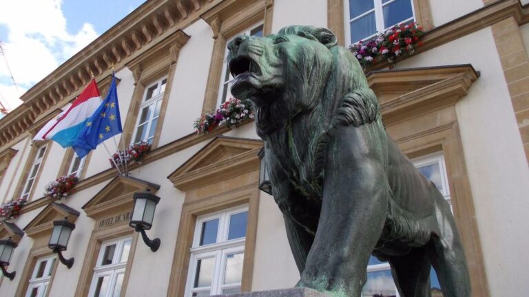 León en la plaza Guillaume II en Luxemburgo