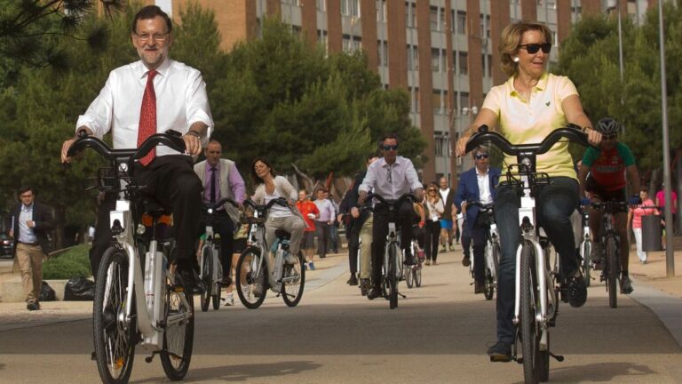 Mariano Rajoy y Esperanza Aguirre montando en bici