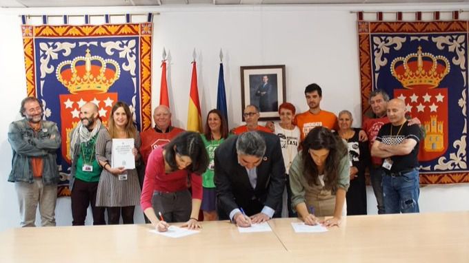 José Manuel Rodríguez Uribes, (PSOE), Isabel Serra (Podemos) y Clara Serra, (Más Madrid) se comprometen a aprobar una ley de vivienda en Madrid (Foto cedida por Coordinadora Vivienda Madrid)