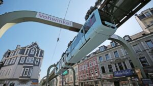 Vuelve a circular el tren colgante de la ciudad de Wuppertal, Alemania, tras una pausa forzada de ocho meses y medio