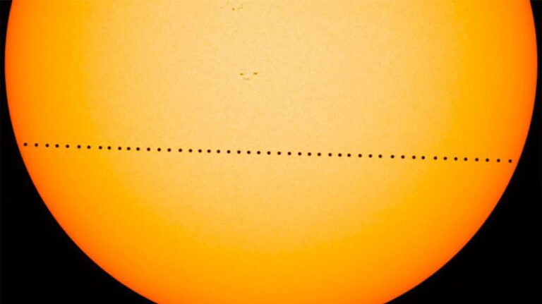 magen compuesta de varias fotogramas del tránsito de Mercurio ocurrido el 9 de mayo de 2016 y captado por el Observatorio de Dinámica Solar (SDO) de la NASA