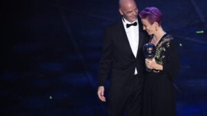 El presidente de la FIFA, Gianni Infantino, le entrega a la centrocampista estadounidense Megan Rapinoe el premio a Mejor Jugadora en 2019, el 23 de septiembre de 2019 en Milán, Italia