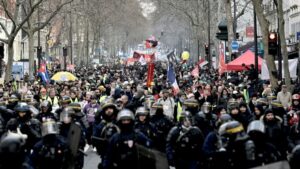 Policías antidisturbios franceses encabezan manifestación contra la reforma del sistema de pensiones en París el 11 de enero de 2020
