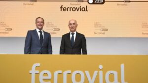 El presidente de Ferrovial, Rafael del Pino, y su consejero delegado, Íñigo Meirás, en la junta de accionistas de la compañía