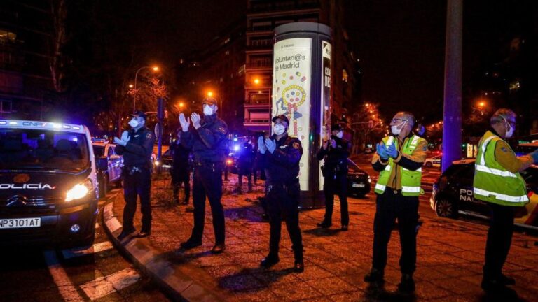 Policías, enfermeros y médicos se unen a los aplausos a los trabajadores sanitarios