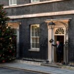 El primer ministro británico, Boris Johnson, saluda en la puerta del número 10 de Downing Street, en Londres, el 13 de diciembre de 2019
