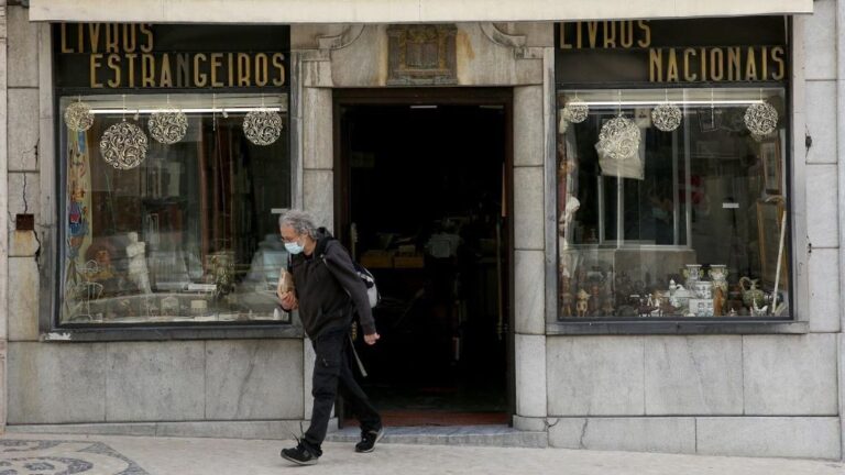 Un hombre con mascarilla en Lisboa