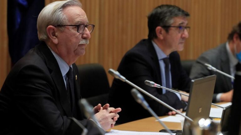 El presidente de la Organización Médica Colegial, Serafín Romero, este martes durante su comparecencia en la reunión de la Comisión del Congreso de los Diputados