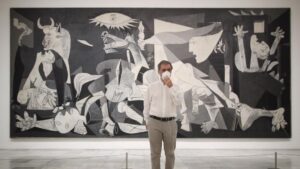El director del Museo Nacional Centro de Arte Reina Sofía, Manuel Borja-Villel, posa junto al cuadro de Pablo Picasso 'Guernica'