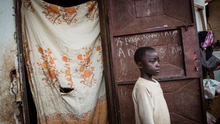 Un niño desplazado por la violencia en Camerún