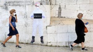 Dos mujeres con mascarilla pasean en Lisboa portugal coronavirus