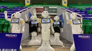 Robots Pepper en el estadio del equipo japonés de béisbol Fukuoka SoftBank Hawks.