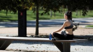 Una joven en un parque de Madrid