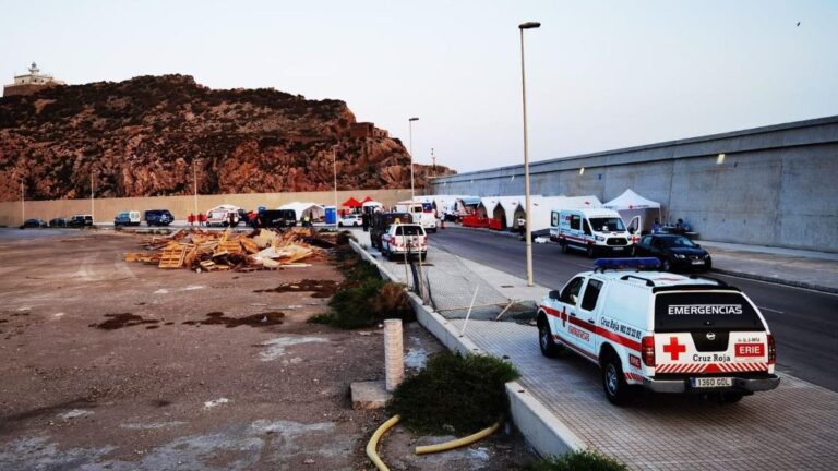 Imagen del dispositivo de Cruz Roja habilitado para recibir a los inmigrantes llegados en patera a la costa de la Región