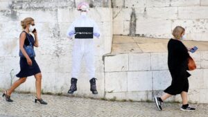 Dos mujeres con mascarilla pasean en Lisboa portugal coronavirus