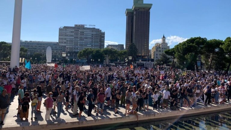 Imagen de los asistentes en la Plaza de Colón durante una manifestación contra el uso obligatorio de mascarilla ante el Covid-19