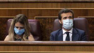 La portavoz del Grupo Popular en el Congreso de los Diputados, Cayetana Álvarez de Toledo; y el presidente del Partido Popular, Pablo Casado, durante una sesión plenaria en el Congreso, en Madrid