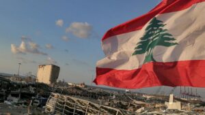 Una bandera de Líbano ondea junto a la zona destruida por la explosión en Beirut