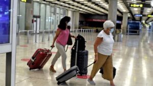 Dos pasajeras con maletas en la terminal T1 del Aeropuerto de Madrid-Barajas Adolfo Suárez