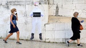 Dos mujeres con mascarilla pasean en Lisboa portugal coronavirus