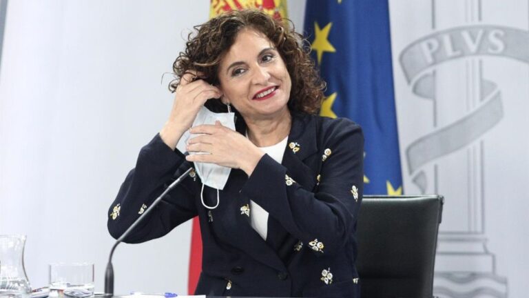 La ministra portavoz y de Hacienda, María Jesús Montero, a su llegada a la rueda de prensa tras la celebración de un Consejo de Ministros extraordinario, en Moncloa, Madrid (España), a 26 de junio de 2020