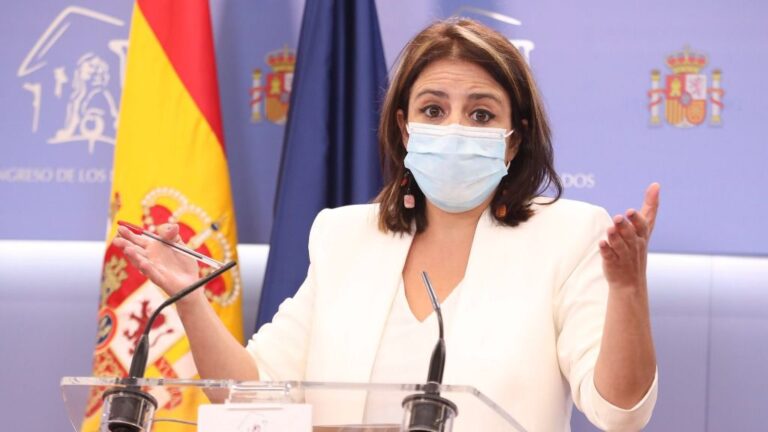 La portavoz del PSOE en el Congreso de los Diputados, Adriana Lastra, durante su intervención en la rueda de prensa convocada ante los medios