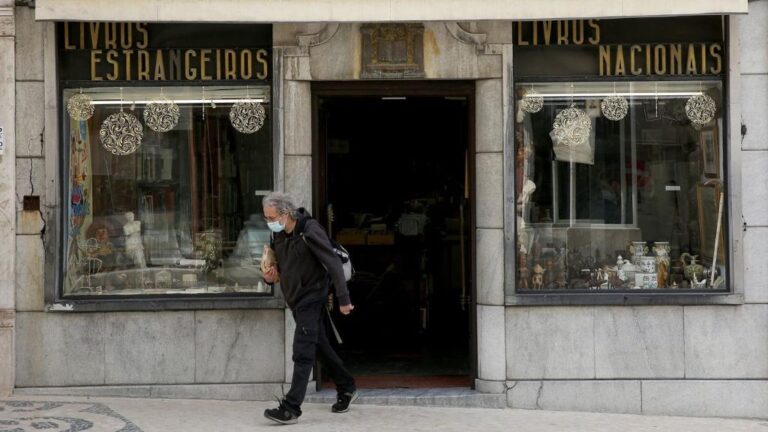 Un hombre con mascarilla en Lisboa