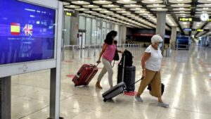 Dos pasajeras con maletas en la terminal T1 del Aeropuerto de Madrid-Barajas Adolfo Suárez