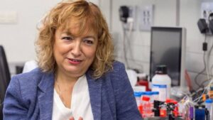 La investigadora del CSIC Laura Lechuga, en su laboratorio