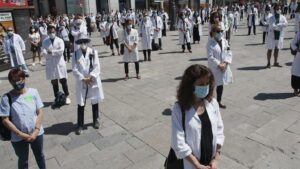 Componentes del sindicato Amyts, mayoritario entre los médicos madrileños, durante la concentración en la Puerta del Sol en "homenaje a los fallecidos" por la crisis sanitaria del coronavirus y en "defensa de la profesión médica"