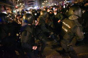 Varios agentes de la Policía Nacional contra los manifestantes - Autor: Jorge Gil - Europa Press