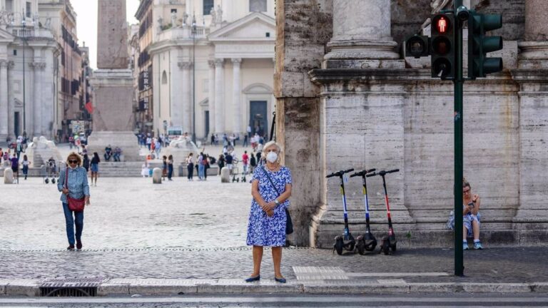 Una mujer con mascarilla en Roma italia coronavirus