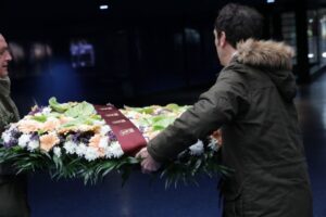 Corona de flores en el Monumento al 11M