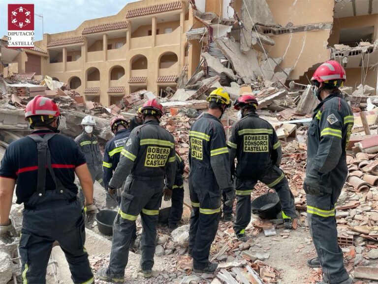 Bomberos trabajando en la zona del derrumbe | Foto: Bomberos de Castellón