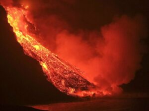 La colada de lava que emerge de la erupción volcánica de La Palma llegó anoche al mar en una zona de acantilados situados en las cercanías de la playa El Guirre, en Tazacorte. / EFE/Ángel Medina