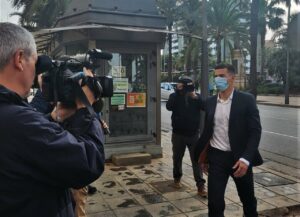 El futbolista Santi Mina accede a la Audiencia Provincial de Almería para su juicio por un presunto delito de agresión sexual. - EUROPA PRESS